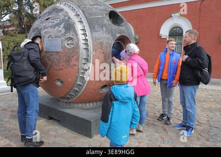 St. Petersburg, Russland. April 2026. Die Menschen sehen die Rückkehrkapsel eines topographischen Kartierungssatelliten in St. Petersburg, Russland, 12. April 2026. St. Petersburg war der russische Kosmonautik-Tag mit einer Reihe von Veranstaltungen, darunter ein Konzert in der Peter-und-Paul-Festung und freier Zugang zum Museum für Weltraumforschung und Raketentechnologie V.P. Glushko, das große Besuchermengen anzog. Quelle: Irina Motina/Xinhua/Alamy Live News Stockfoto