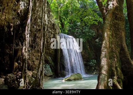 PHA Nam Tok, ein malerischer Abschnitt des Erawan Wasserfalls in Kanchanabur Stockfoto