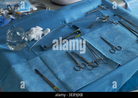 Nahaufnahme von chirurgischen Instrumenten, die auf sterilen Tüchern angeordnet sind, zur Vorbereitung des Arbeitsablaufs im OP und der Einrichtung medizinischer Eingriffe. Unterstützung von Gesundheitswesen, Chirurgie, Krankenhaus, Sterilisationsmarketing Stockfoto