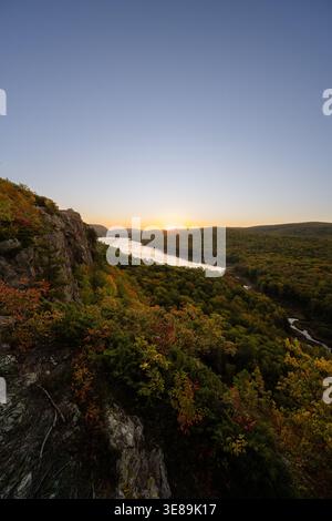 Sonnenaufgang am Lake of the Clouds in den Porcupine Mountains, Michigan Stockfoto