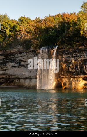 Der Wasserfall Spray Falls fließt in den Lake Superior bei Pictured Rocks Stockfoto
