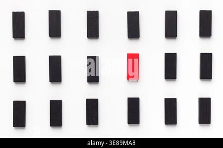Red Holzblock zwischen Schwarz auf Weiß Stockfoto