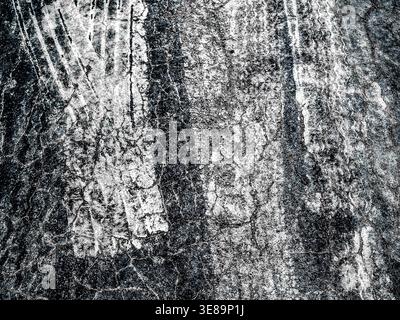 Nahaufnahme abstrakter Details der Reifenmarkierungen auf der Fahrbahn - Zentralfrankreich. Stockfoto