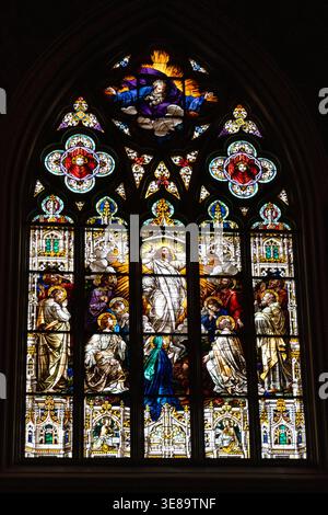 Savannah, USA - 11. März 2026: Blick auf das Buntglasfenster im nördlichen Querschiff der historischen Kathedrale von Savannah Stockfoto