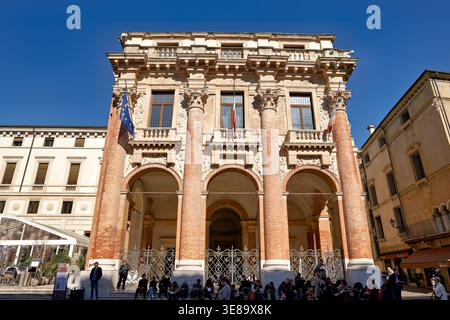 Menschen versammeln sich in der Nähe des Palazzo del Capitaniato in Vicenza, Italien. Das Gebäude zeigt ein klassisches Design auf einem öffentlichen Platz. Stockfoto