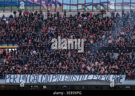 Fans des AC Mailand wurden 2025/26 während des Fußballspiels der Serie A zwischen dem AC Mailand und Udinese Calcio im San Siro Stadion in Mailand gesehen Stockfoto