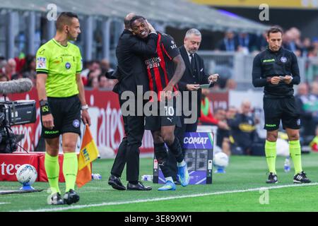 Rafael Leao vom AC Milan verlässt das Spielfeld und umarmt Massimiliano Allegri Head Coach des AC Milan während des Fußballspiels der Serie A 2025/26 zwischen dem AC Milan A Stockfoto
