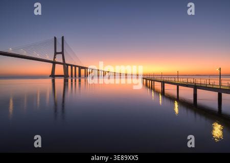 Ein ruhiges Foto von der Ponte Vasco da Gama über den Tejo in Lissabon, Portugal. Stockfoto
