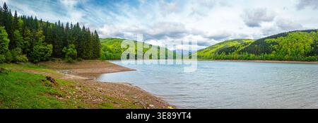 Blick auf ein herrliches Seeblick. Müll und Abfall am Ufer. Wasserverschmutzung und karpatische Naturökologie-Katastrophe. Vilshany Reservoir, ukraine 20 Stockfoto
