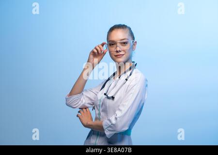 Junge Ärztin mit Schutzbrille und Stethoskop Stockfoto