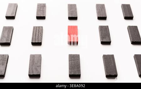 Red Holzblock zwischen Schwarz auf Weiß Stockfoto