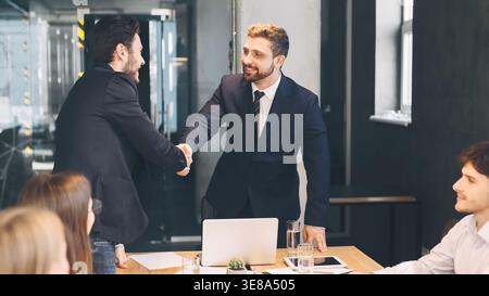 Boss Händeschütteln mit Business Partner, die Sitzung beenden Stockfoto