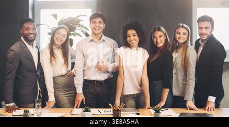 Erfolgreiche Business Team Kamera schaut im Büro Stockfoto