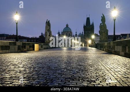 Karlsbrücke über die Moldau bei dramatischem Sonnenaufgang in Prag, Tschechien, Europa Stockfoto