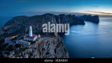 Formentor Lighthouse Panorama mit Klippen und Meer in der Abenddämmerung von Drohne, Mallorca, Spanien Stockfoto