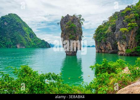 Berühmte Kalksteinkarstfelsenformation James Bond Island in Phang Nga Bay, Thailand. Tropische Meereslandschaft mit ruhigem, grünem Wasser und umliegenden Klippen Stockfoto