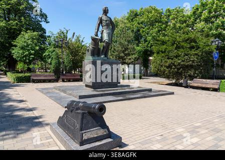 ASOW, RUSSLAND - 21. MAI 2025: Denkmal für Kaiser Peter dem Großen auf dem Platz von Asow, Region Rostow Stockfoto