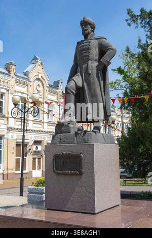 ASOW, RUSSLAND - 21. MAI 2025: Denkmal für den ersten russischen Generalissimo Alexej Semjonowitsch Shein aus nächster Nähe. Asov, Region Rostow, Russland (vertikal) Stockfoto