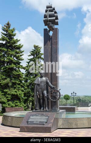 ASOV, RUSSLAND - 21. MAI 2025: Denkmal für Admiral Michail Lazarev. Asov, Region Rostow, Russland (vertikal) Stockfoto