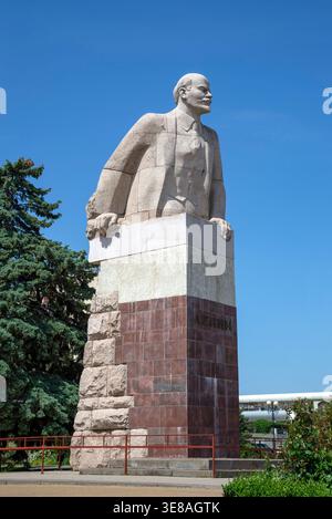 ASOV, RUSSLAND - 21. MAI 2025: Denkmal für W.I. Lenin ist aus nächster Nähe. Asov, Region Rostow (vertikal) Stockfoto