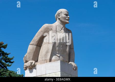 ASOV, RUSSLAND - 21. MAI 2025: Denkmal für W.I. Lenin steht nahe am blauen Himmel. Asow, Region Rostow Stockfoto