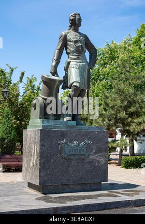 ASOV, RUSSLAND - 21. MAI 2025: Denkmal für Kaiser Peter dem Großen aus nächster Nähe. Asov, Region Rostow, Russland (vertikal) Stockfoto