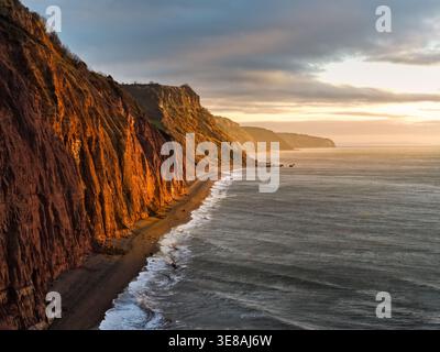 Blick von der Drohne auf die alten roten Trias-Klippen von Sidmouth bei Sonnenaufgang, East Devon Coast, mit Blick nach Westen entlang der Jurassic Coast, England, Großbritannien. Stockfoto
