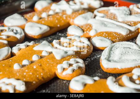 Frisch gebackene Lebkuchen-Kekse mit weißer Glasur Stockfoto