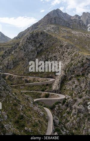 Landschaftlich gewundene Straße durch die Berge Reise Abenteuer Konzept Stockfoto
