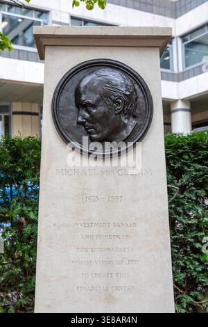 London, UK - 2. April 2026: Gedenkstätte für Michael von Clemm am Cabot Square in der Docklands-Gegend von London, Großbritannien. Clemm war einer der Ursprünge Stockfoto