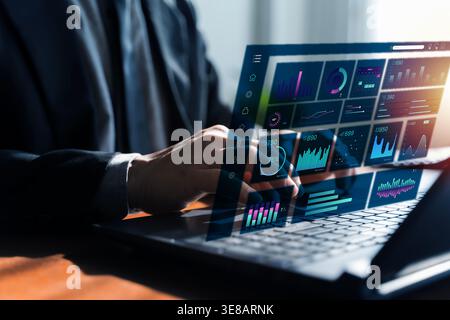 Nahaufnahme eines Profis mit einem Laptop mit einem transparenten Analyse-Dashboard, das KI-basierte Berichte, Business Intelligence und Dateneinblicke visualisiert Stockfoto