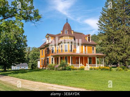 Historisches zweistöckiges viktorianisches Haus in Soldiers Grove, Wisconsin, mit verziertem Turm im dritten Stockwerk und markantem Ecktürmchen. Stockfoto