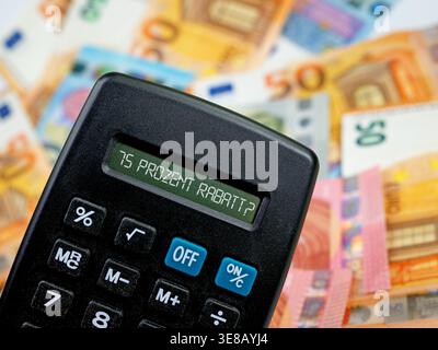 Taschenrechner mit „75 % OFF“ wird auf dem Bildschirm angezeigt Stockfoto