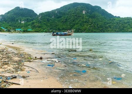 Meeresverschmutzung durch Plastikabfälle und Schutt, die den Sandstrand auf der Insel Phuket, Thailand, bedecken. Müll und Müll auf dem Sand am Meer. Masse Stockfoto