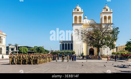 San Salvador, El Salvador - 2. März 2026: Militärs stehen in Formation auf der Plaza Barrios vor der Metropolitan Cathedral in der Innenstadt von S Stockfoto