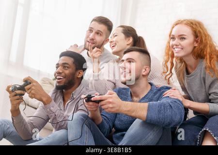 Aufgeregt Freunde spielen Videospiele zu Hause Stockfoto