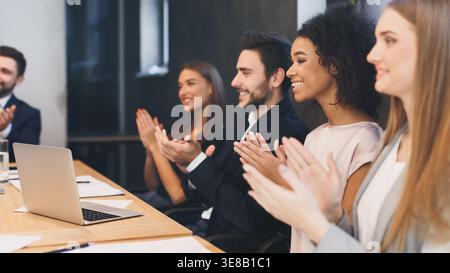 Erfolgreiche junge Business Group applaudieren nach Vorlage Stockfoto