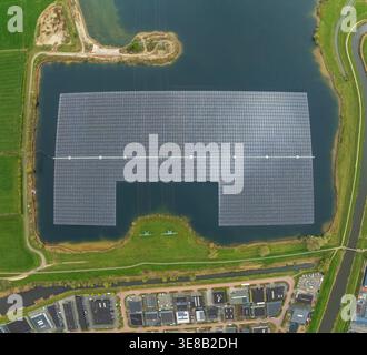 Luftaufnahme auf einem See mit schwimmenden Solarpaneelen in Zwolle, Niederlande Stockfoto