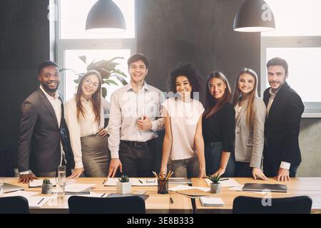Erfolgreiche Manager posing und Kamera im Büro Stockfoto