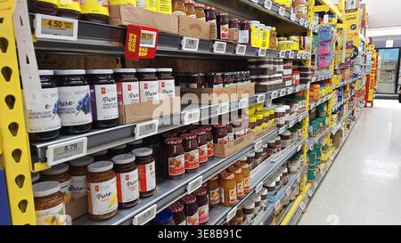 Toronto, ON, Kanada - 4. Februar 2026: In einem hell beleuchteten Supermarktgang werden Reihen mit Frühstückszerealien und Trockenwaren ausgestellt. Stockfoto