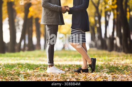 Männliche und weibliche Beine während Datum im Park Stockfoto