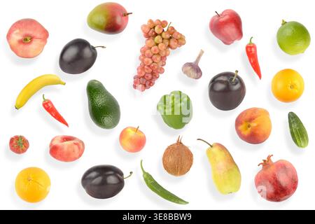 Stellen Sie helles appetitliches Obst und Gemüse mit hellem Schatten auf weißem Hintergrund. Stockfoto