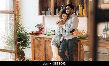 Junge liebende Paar gute Zeit an Weihnachten Morgen in Stockfoto
