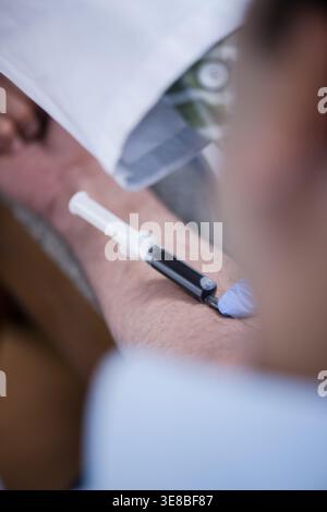 Junger Medizintechniker aus dem Nahen Osten und Arzt, der Bluttests und Probenentnahmen im Labor durchführt Stockfoto