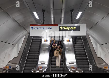 Pendler, die auf einer Rolltreppe in einer Londoner U-Bahn-Station absteigen. London, UK, 26. Dezember 2023 Stockfoto