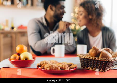 Afrikanisch-amerikanisches Paar genießen leckere Cookies in der Küche Stockfoto