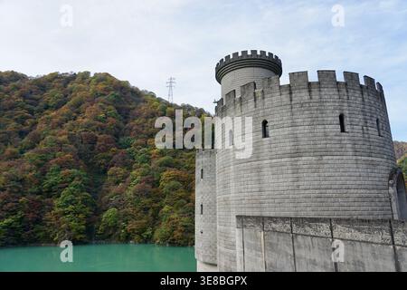 Der Steinerzogene Damm Tower Über Dem Türkisfarbenen Reservoir Mit Einer Herbstlich Bewaldeten Hügellandschaft Stockfoto