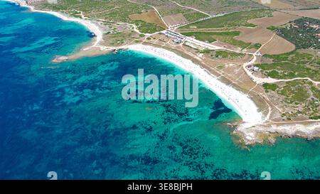 Der atemberaubende Strand von Arutas mit seinem einzigartigen Quarzsand und türkisfarbenem Wasser, die Halbinsel Sinis, Cabras, Sardinien, Italien Stockfoto