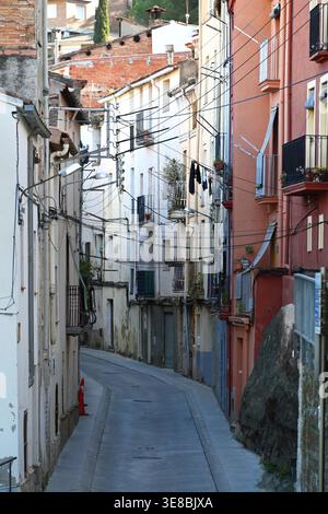 Ruhige Straße im Dorf Monistrol de Montserrat, Katalonien, Spanien, im vertikalen Format Stockfoto