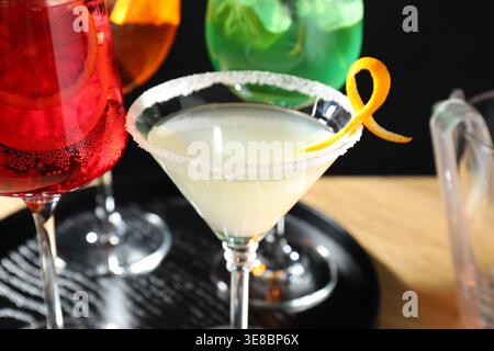 Verschiedene leckere Cocktails in Gläsern auf dem Tisch, Nahaufnahme Stockfoto